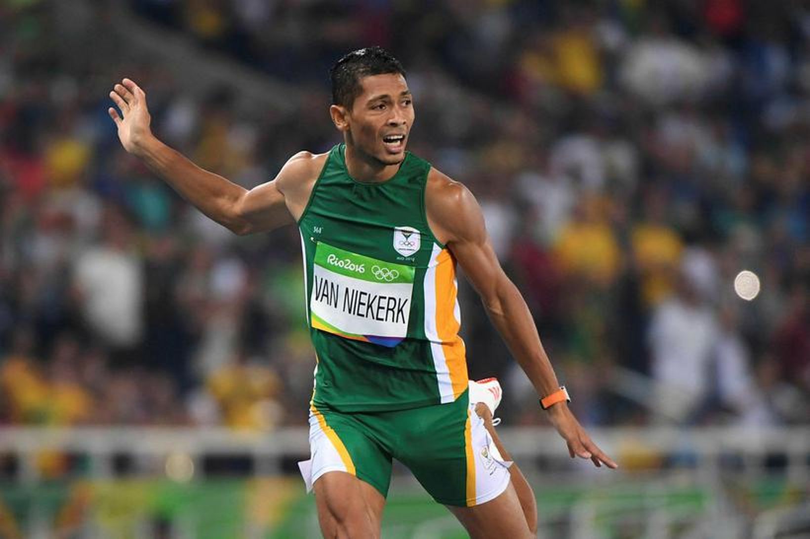 Wayde van Niekerk kemur fyrstur í mark og bætir heimsmetið.