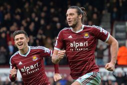 Andy Carroll fagnar marki í leik með West Ham.