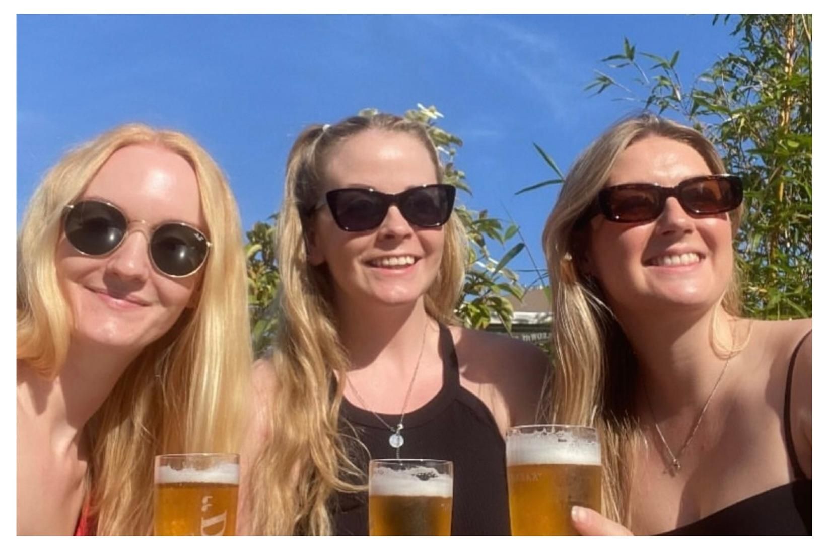 Hérna eru vinkonurnar Marie, Unnur Ósk og Sara Kristín að …