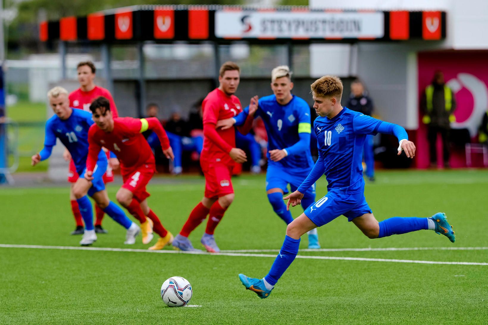 Kristian Nökkvi Hlynsson tekur vítaspyrnu fyrir íslenska U21-árs landsliðið.