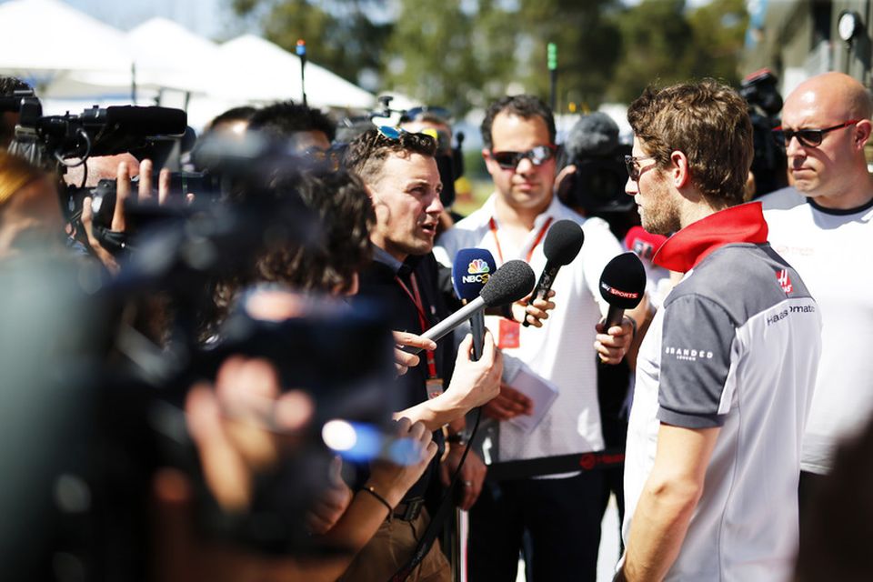 Romain Grosjean umsetinn blaðamönnum í bílskúrareininni í Melbourne.