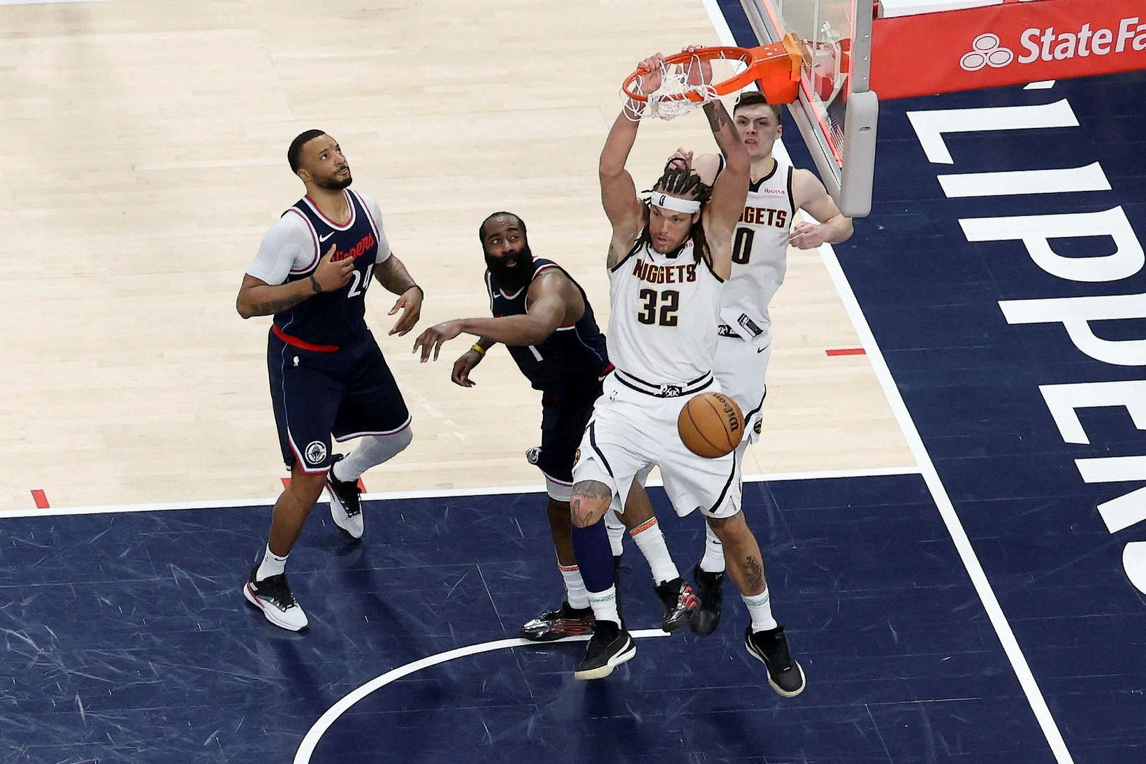 Aaron Gordon treður boltanum í körfu Clippers og tryggir Denver …