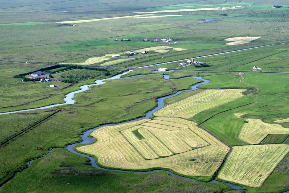 Búskapur. Sláttur er víða langt kominn, svo sem við Skeggjastaði í Flóa, skammt austan við …