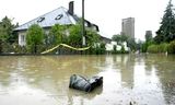 Stígvél flýtur um flóðasvæði í Atzenbrugg im Tullnerfeld í Austurríki í dag. Minnst ellefu manns …