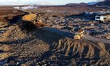 Unnið er af fullum krafti við að stækka og breikka varnargarðanna við Svartsengi.