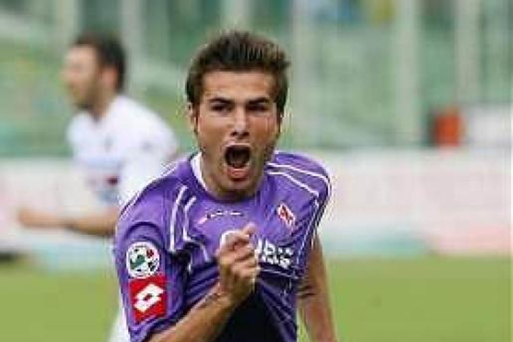 Adrian Mutu fagnar marki með Fiorentina.