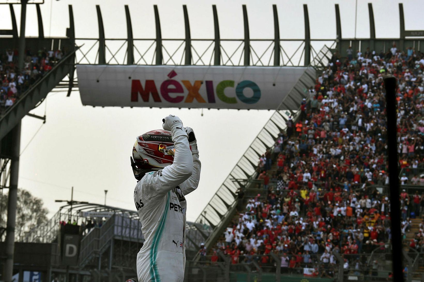 Lewis Hamilton fagnar sigrinum í Mexíkó.