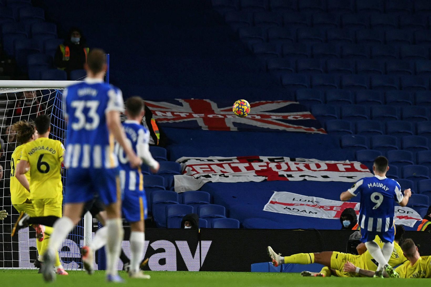 Neal Maupay skorar annað mark Brighton.