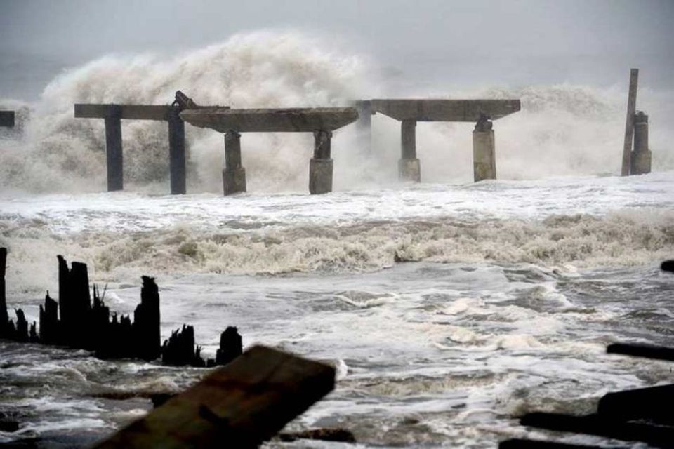 Glymjandi hrannir gengu á land, m.a. í Atlantic City í New Jersey. Sú borg varð …