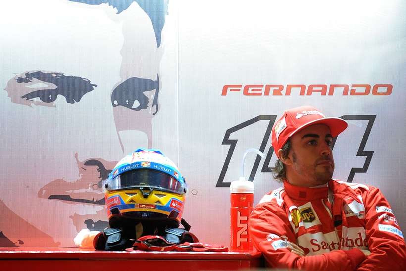 Fernando Alonso slappar af í bílskúr Ferrari fyrir tímatökuna í …