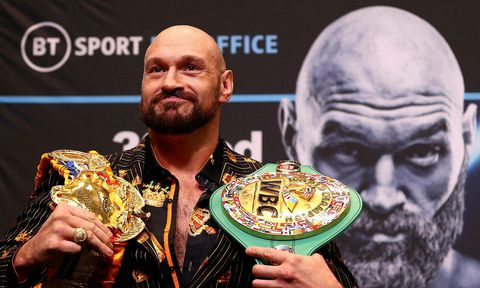 Fury leggur boxhanskana á hilluna