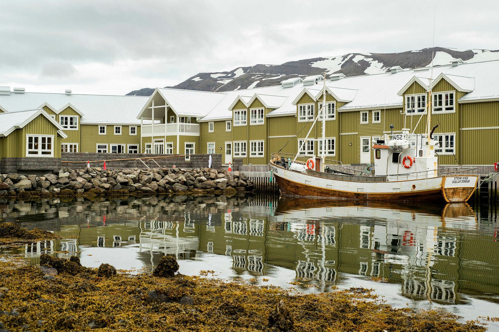 Ferðavetur. Við Hótel Sigló á Siglufirði.