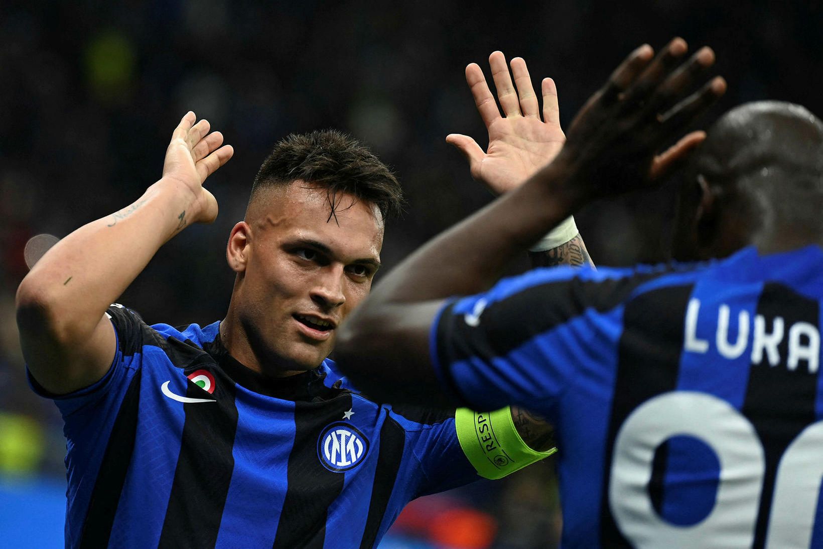 Lautaro Martínez fagnar sigurmarkinu með Romelu Lukaku.