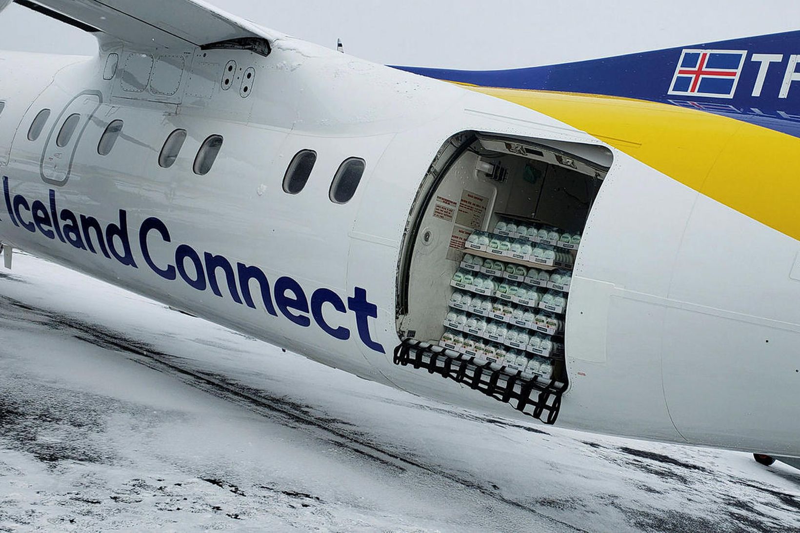 Vél Air Iceland Connect var hlaðin matvælum og sápu á …