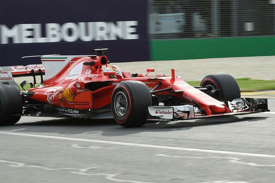 Sebastian Vettel á ferð á Ferraribílnum í Melbourne.