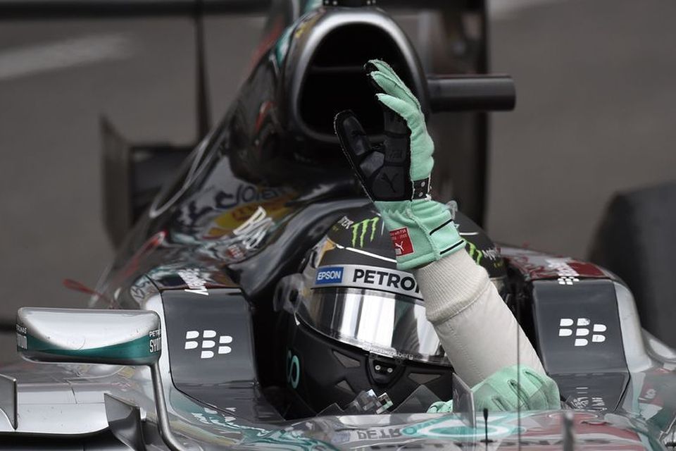 Nico Rosberg fagnar sigri á innhring í Mónakó.