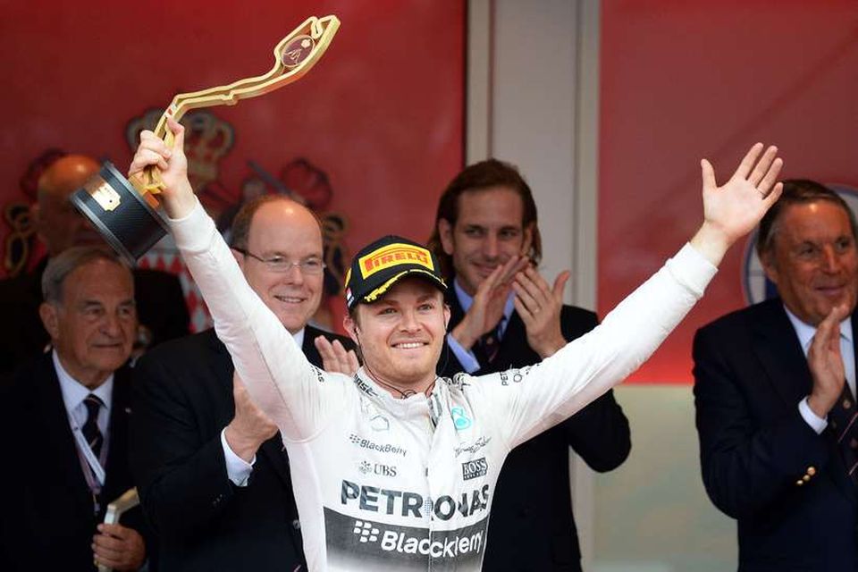 Nico Rosberg hampar sigurlaununum í Mónakó.