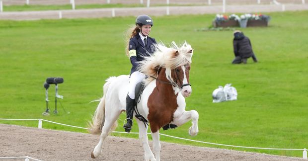 Védís Huld Sigurðardóttir og Ísak frá Þjórsárbakka skinu á brautinni í dag.