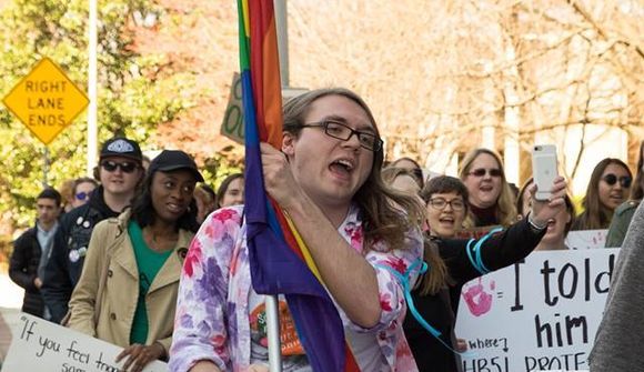 Skutu LGBT-baráttumanneskju til bana