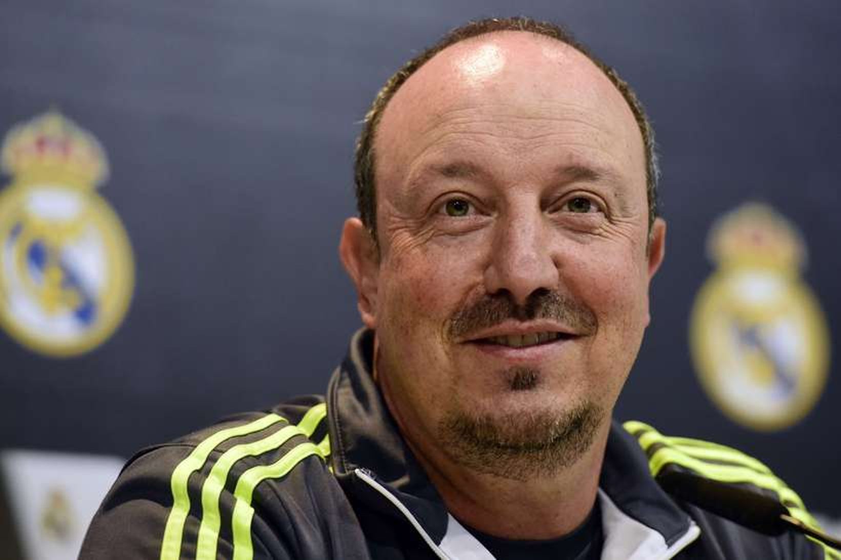 Rafael Benitez situr hér fyrir svörum á blaðamannafundi í dag.