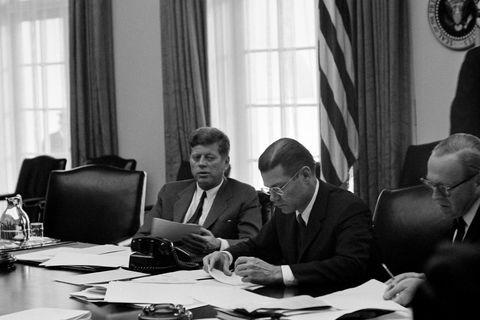 John F. Kennedy forseti og varnarmálaráðherra hans, Robert McNamara í Hvíta húsinu meðan á Kúbudeilunni …