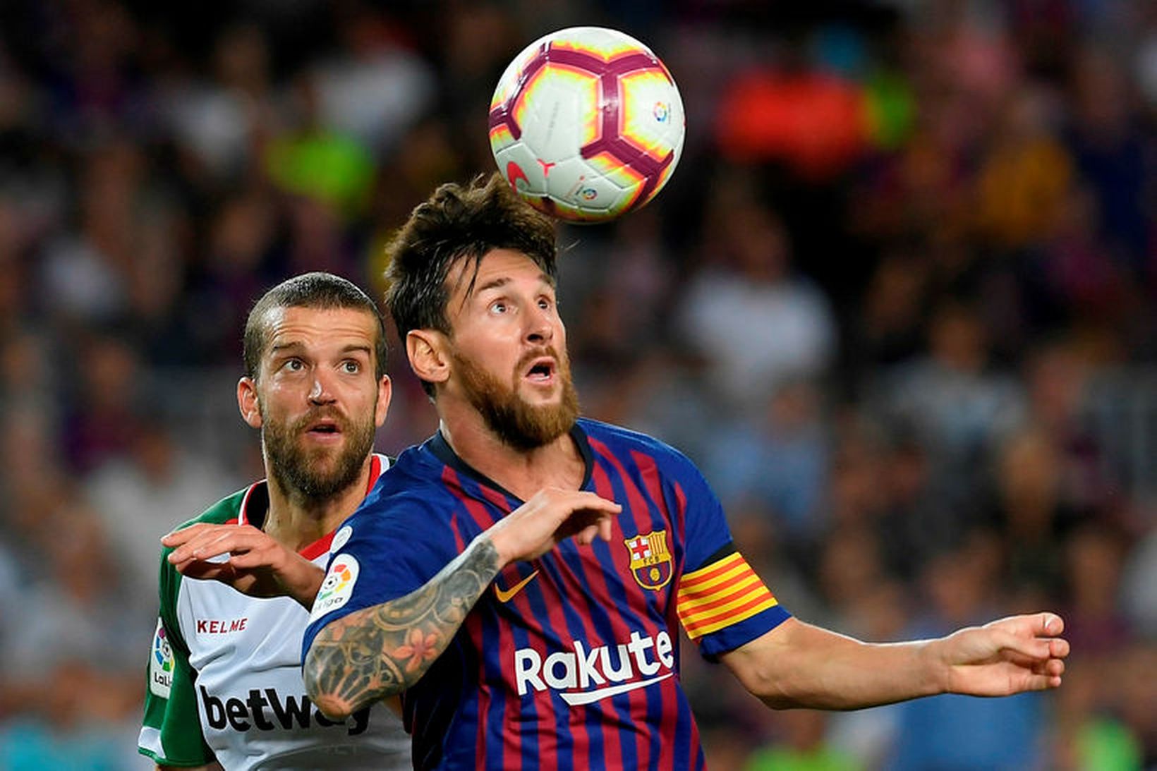 Lionel Messi tekur á móti boltanum í leiknum gegn Alaves …