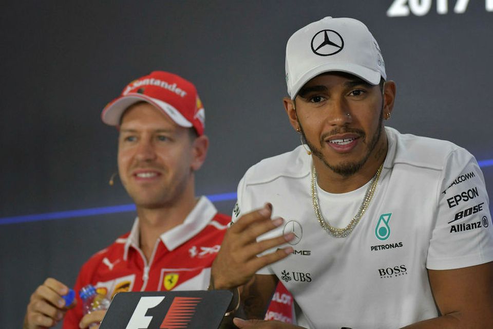 Lewis Hamilton (t.h.) og Sebastian Vettel á blaðamannafundi í Abu Dhabi í gær.