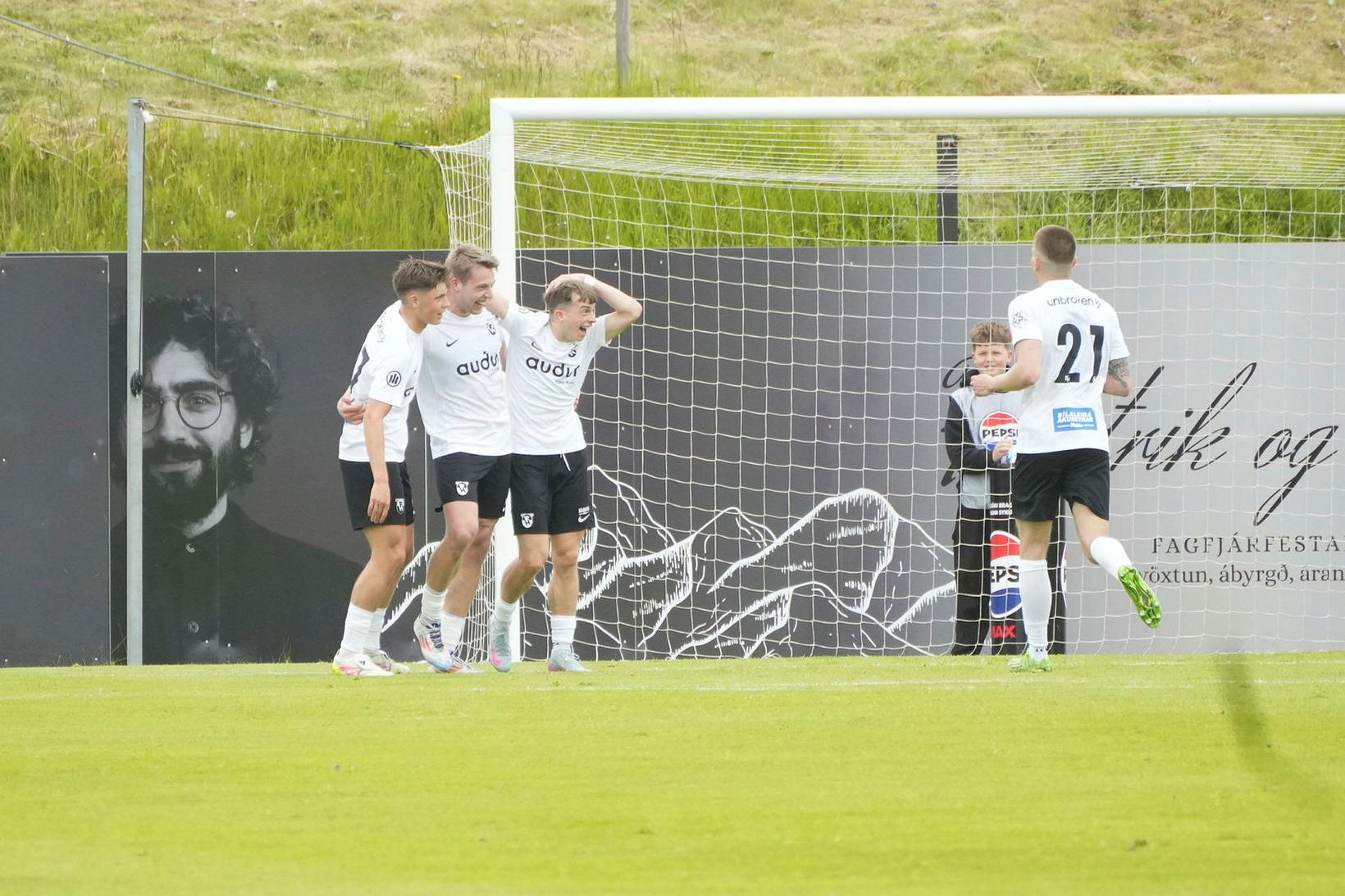 Sigurður Bjartur Hallsson, í miðjunni, fagnar ásamt liðsfélögum. Hægra megin …