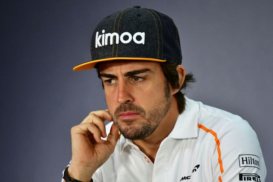 Fernando Alonso einbeittur á blaðamannafundi í Barein í dag.