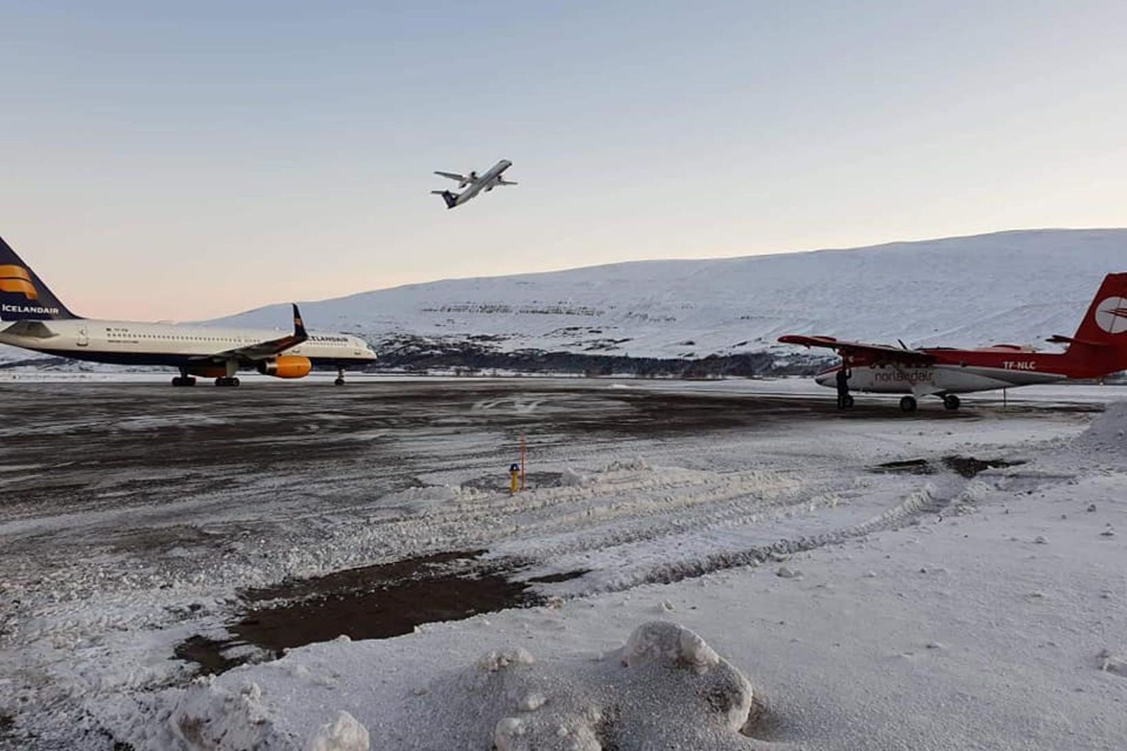 Vélar Icelandair á Akureyrarflugvelli í morgun.