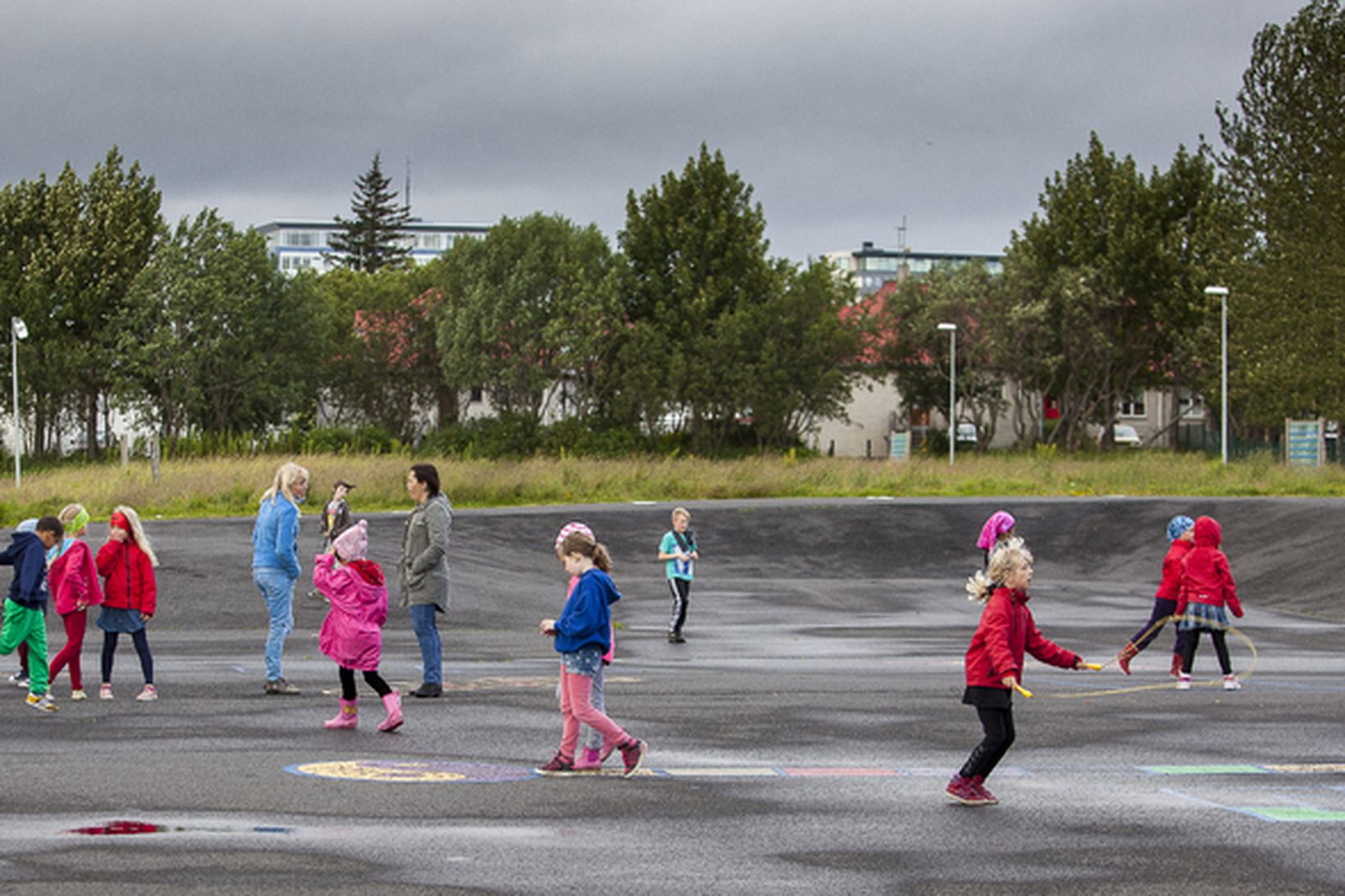 Börn úti að leik. Oftar en ekki blanda sumarnámskeið í …