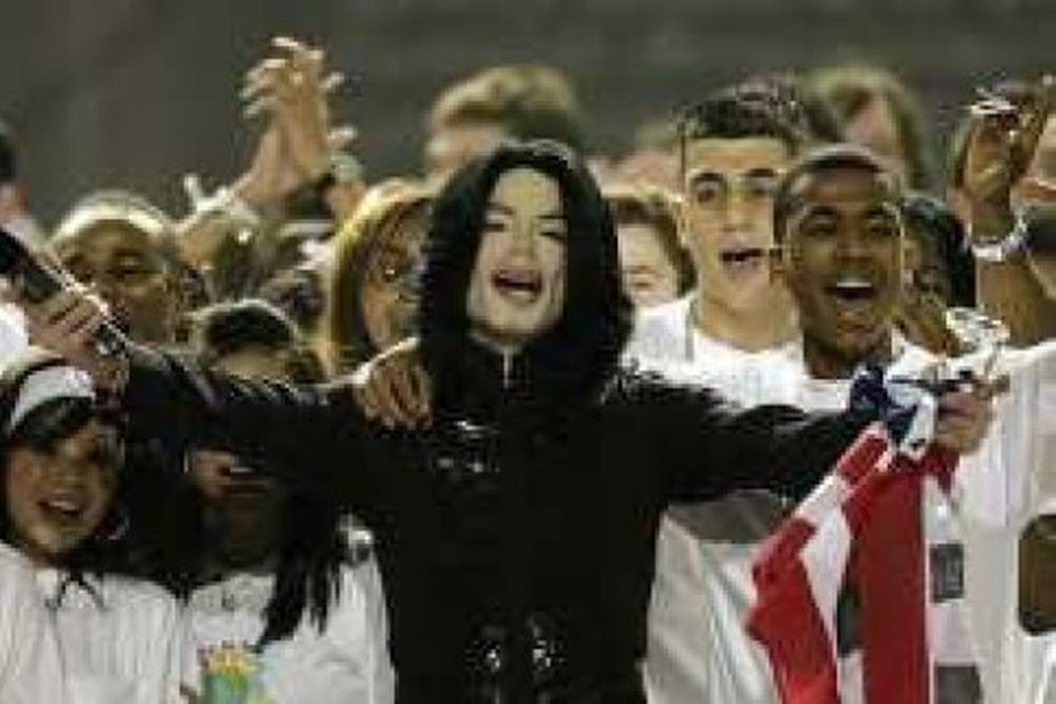 Michael Jackson syngur á verðlaunahátíð í Lundúnum 2006.