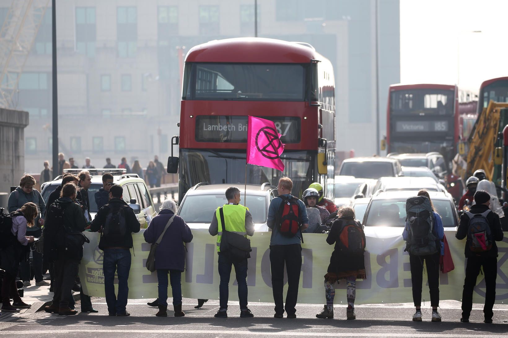 Umhverfissinnar valdir að umferðarhnút á Vauxhall brúnni í London.