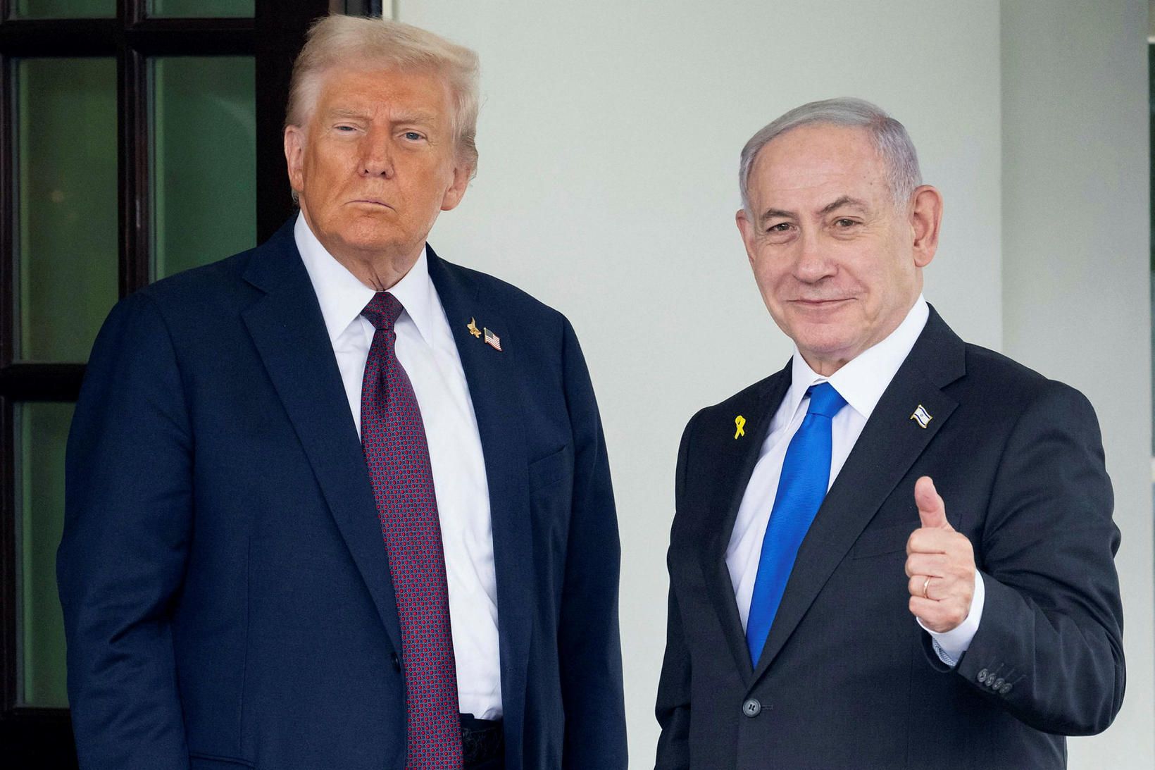 Netanyahu teflir á tæpasta vað
