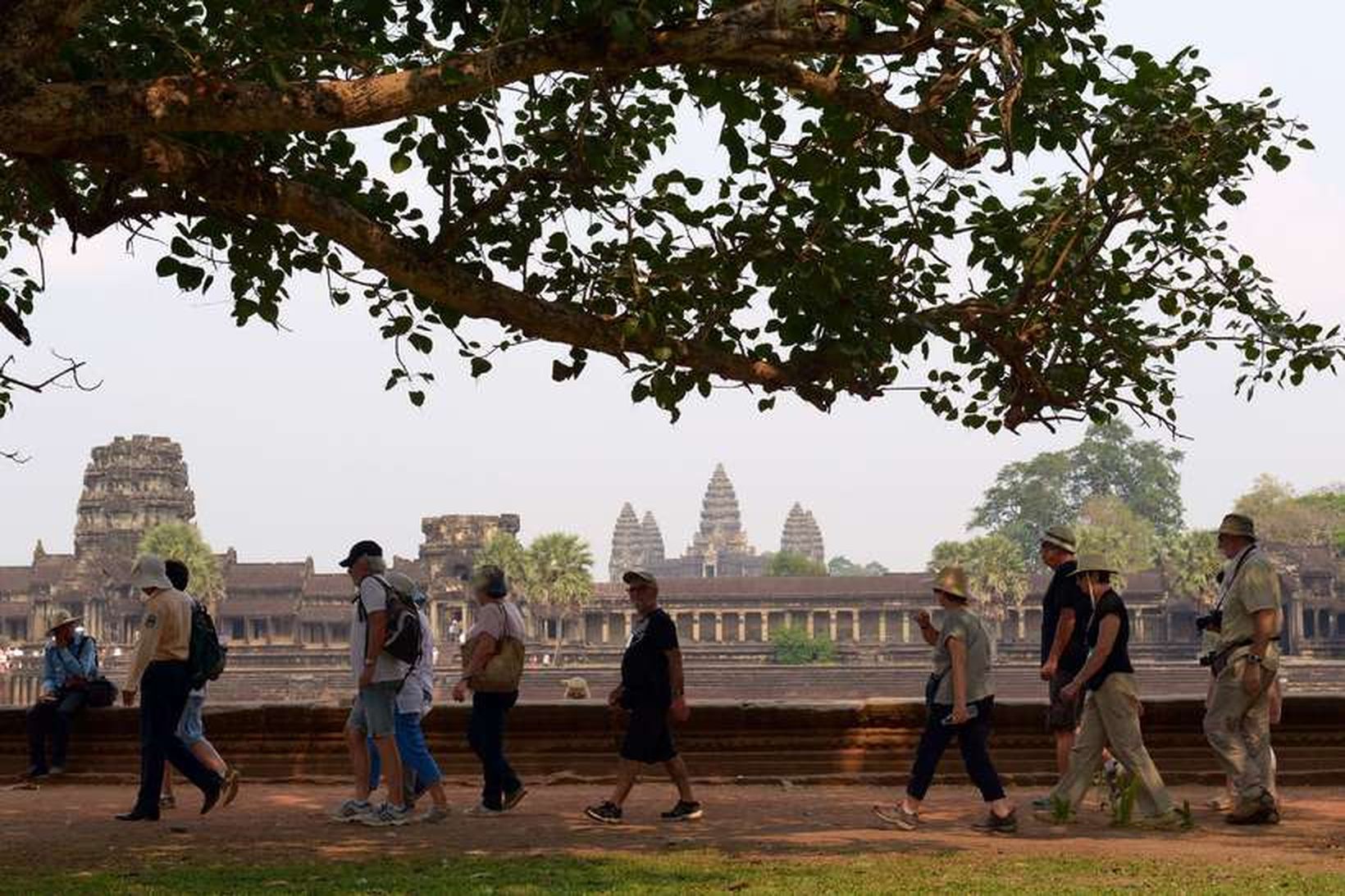 Ferðamenn heimsækja Angkor Wat hofið í Siem Reap í Kambódíu.