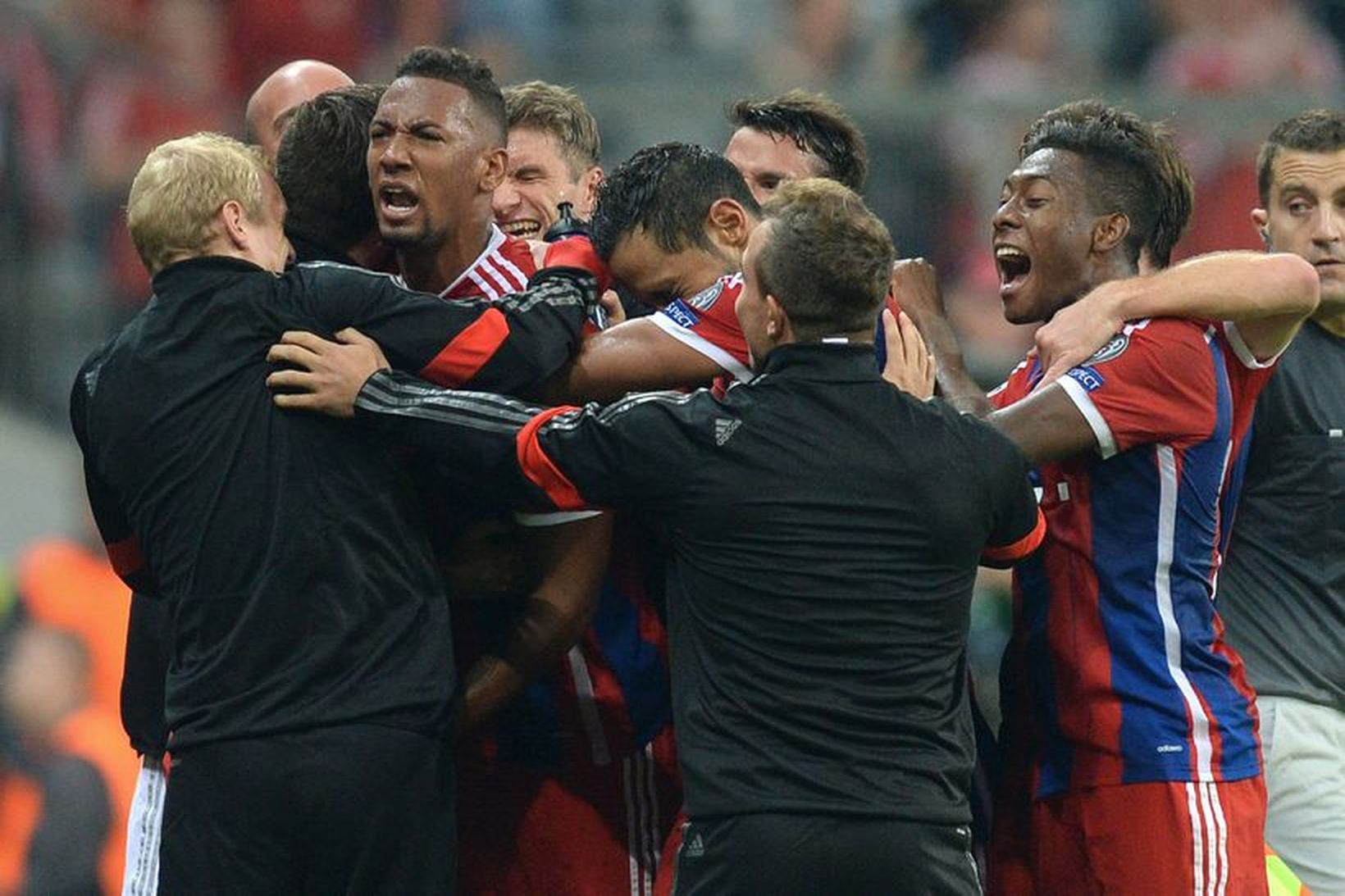 Leikmenn Bayern fagna marki Jerome Boateng gegn Manchester City í …