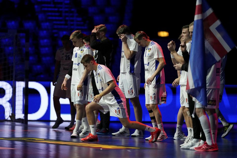 Íslensku landsliðsmennirnir á gólfinu í Arena Zagreb fyrir leikinn.