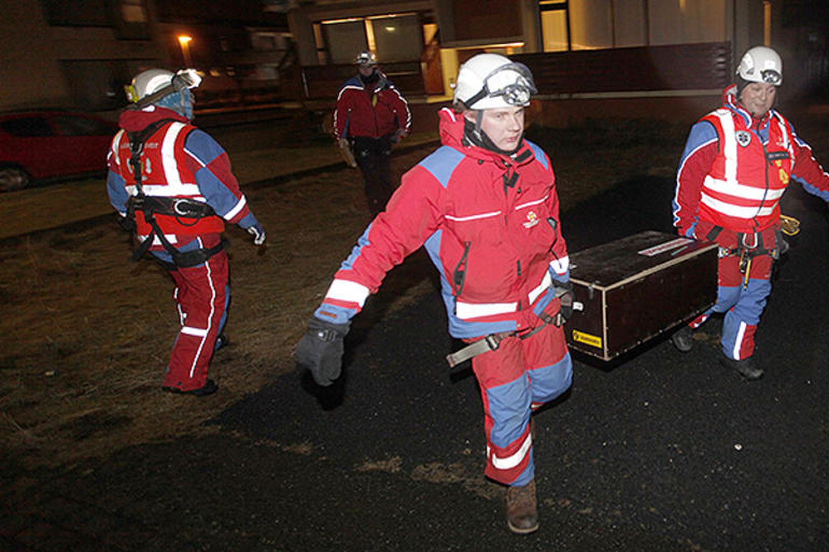 Björgunarsveitarmenn að störfum á Suðurnesjum í gærkvöldi.