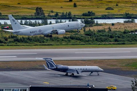 Bandarísk kafbátaleitarflugvél af gerðinni P-8 Poseidon æfir aðflug á Akureyri, en fjöldi slíkra véla er …