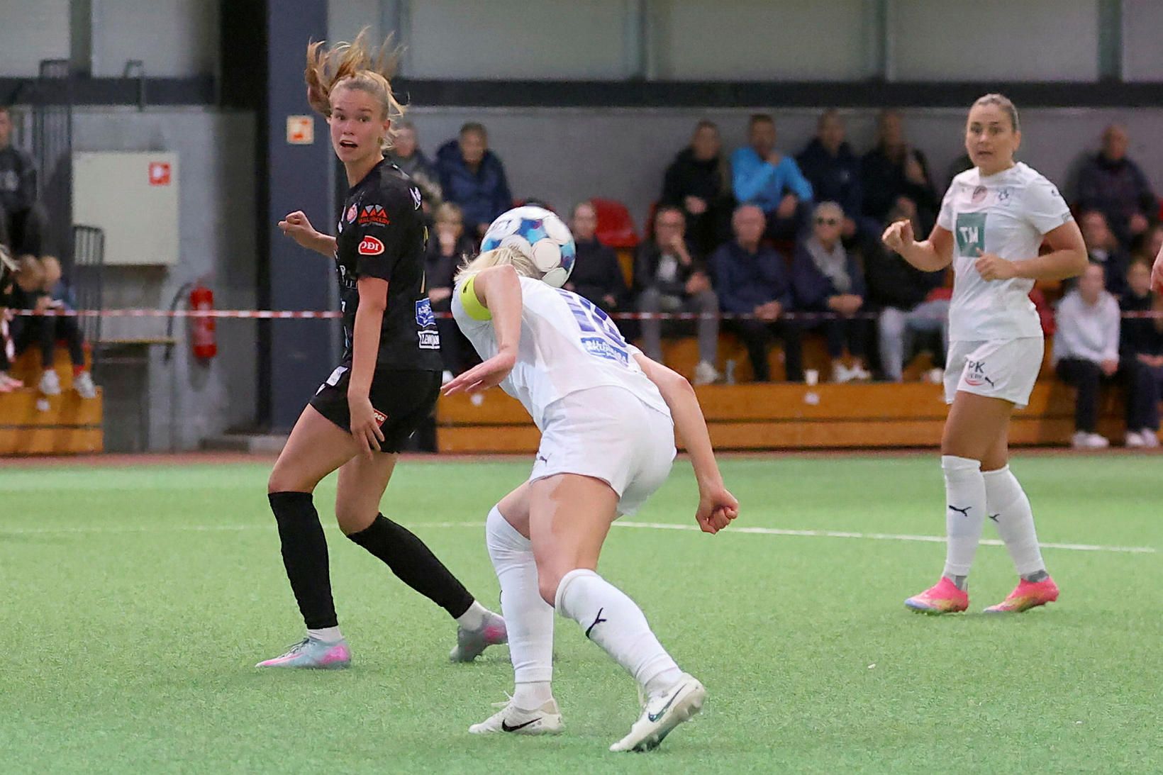 Anna María Baldursdóttir í einkennilegri stellingu með boltann í leiknum …