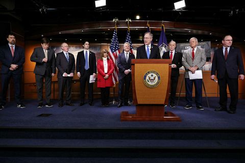 Repúblikanaþingmaðurinn Brian Babin ávarpar blaðamannafund í Capitol Hill í Washington í dag ásamt samflokksmönnum og …