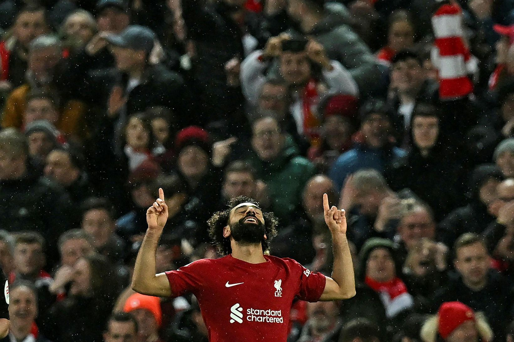 Mohamed Salah fagnar fyrra marki sínu í gær.