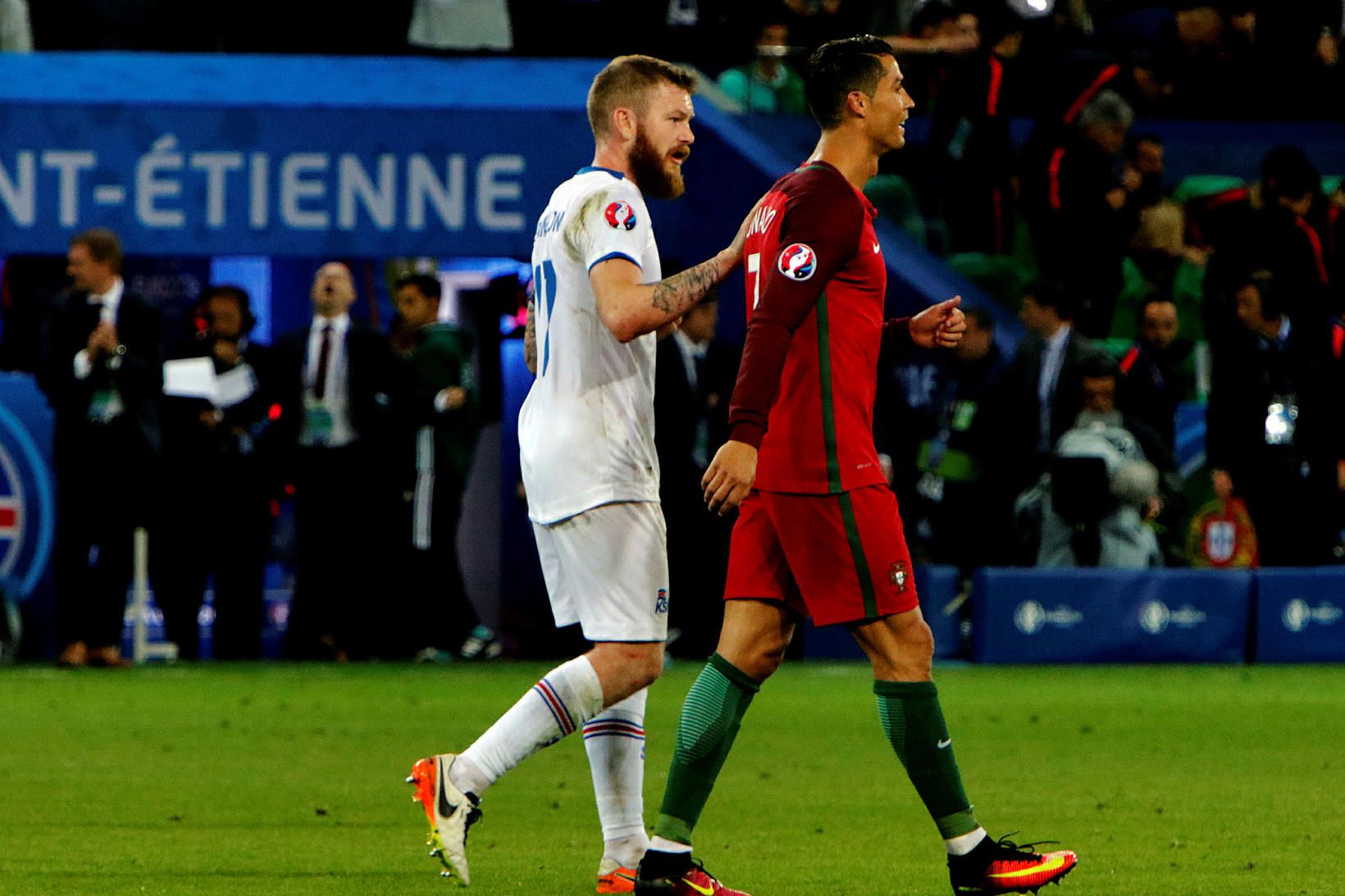 Aron Einar Gunnarsson reynir að þakka Cristiano Ronaldo fyrir leikinn …