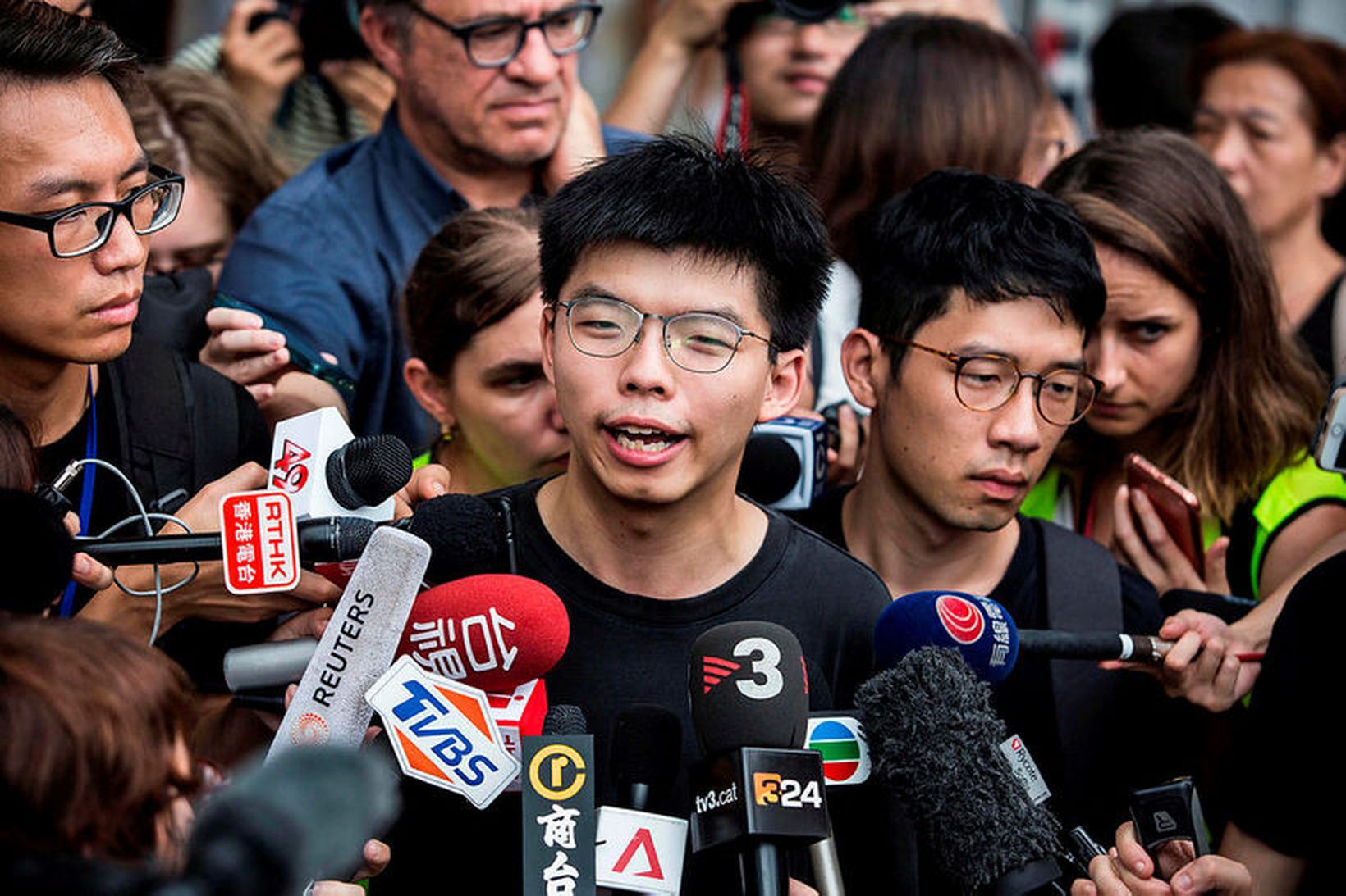 Joshua Wong ræðir við blaðamenn eftir að honum var sleppt …