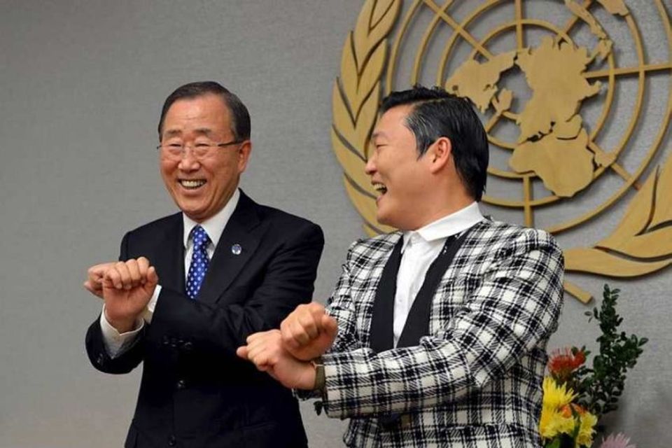 Psy kennir Ban Ki-Moon, framkvæmdastjóra Sameinuðu þjóðanna, réttu sporin við Gangnam Style í höfuðstöðvum stofnunarinnar …