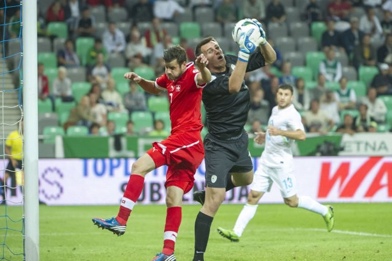 Tranquillo Barnetta sækir að markverði Slóvena í fyrsta leik Sviss …