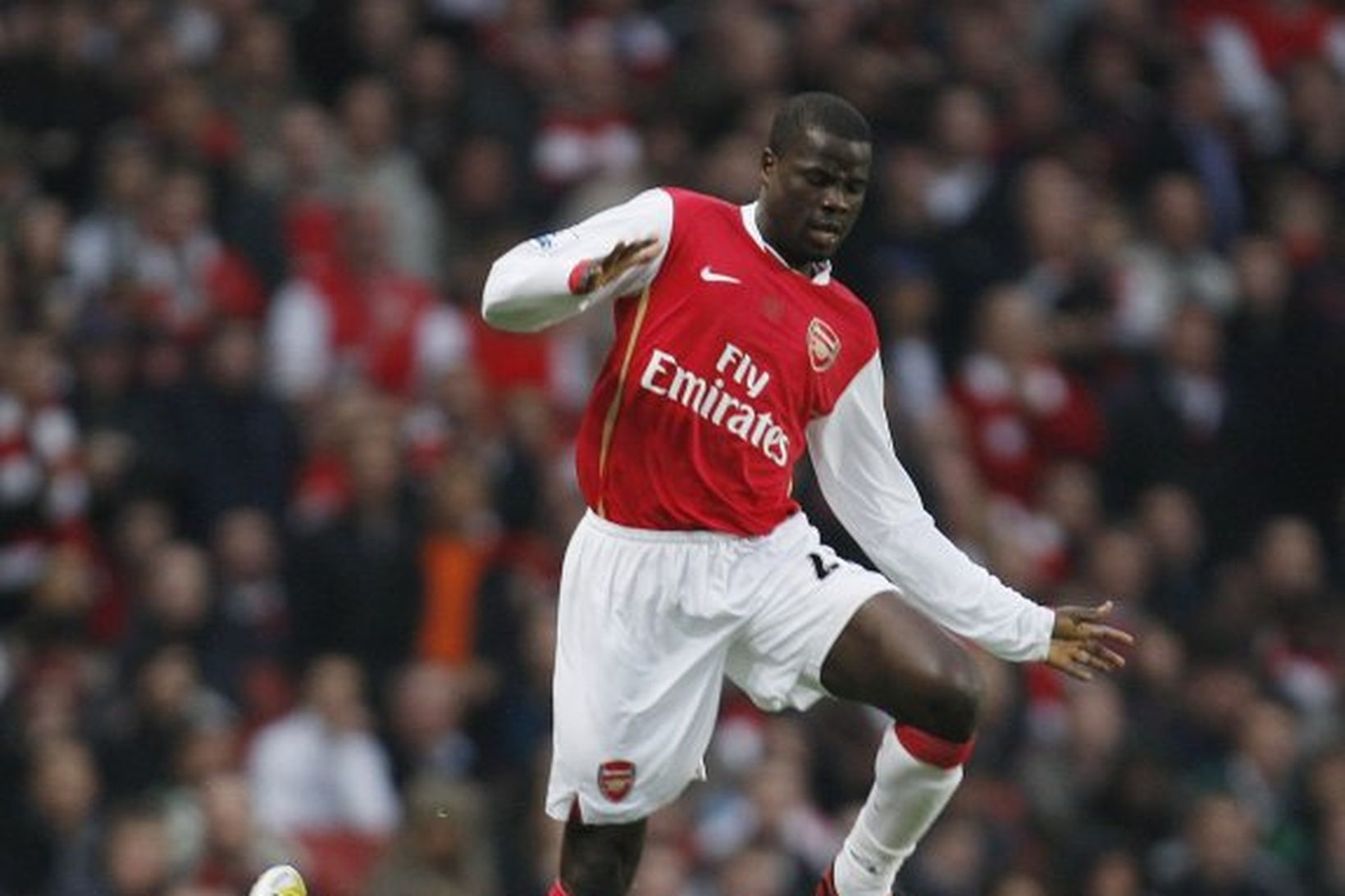 Emmanuel Eboue og George Boateng í baráttunni á Emirates Stadium.