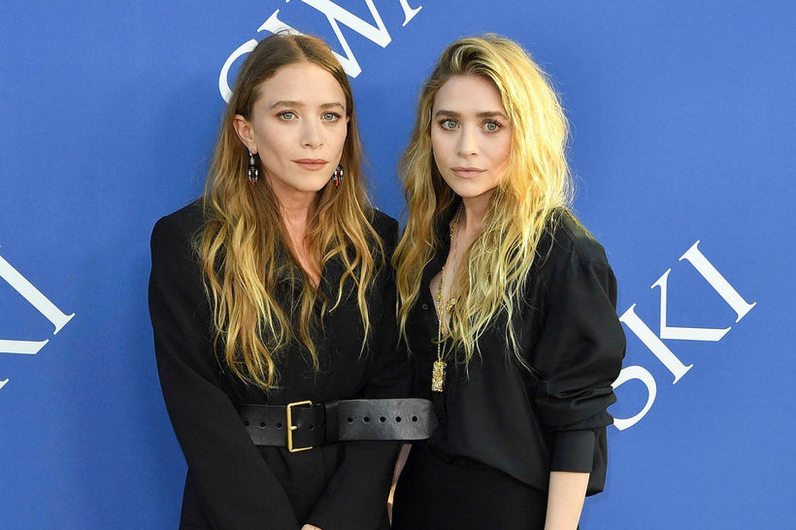 Mary-Kate Olsen og Ashley Olsen eru með sitt og fallegt …