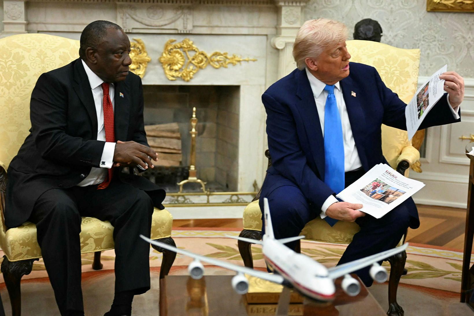 Donald Trump sýnir Cyril Ramaphosa myndir af meintum gröfum hvítra …