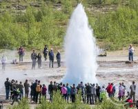 Erlendir ferðamenn við Strokk